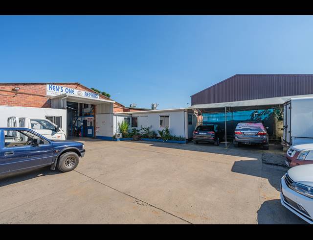 2,200M² BUSINESS CENTRE FOR SALE IN TONGAAT INDUSTRIAL